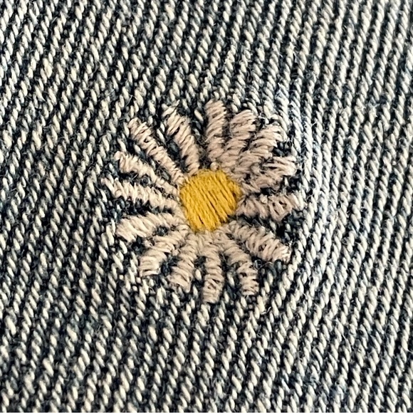 HOLLISTER Ultra High Rise Mom Jean Vintage Stretch floral Daisy Embroidery, 30” - Picture 11 of 17
